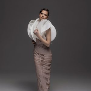 Sukienka z nacięciami